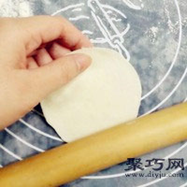 Illustration of how to make leek and shrimp skin dumplings. How to make crescent moon dumplings.