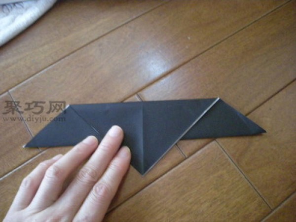 Illustrated tutorial on how to fold a three-dimensional paper dove. Teach you how to fold a peace dove.