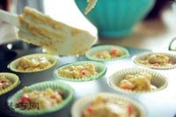 How to make delicious strawberry banana muffin cupcakes. How to make fruit cupcakes without cracking.