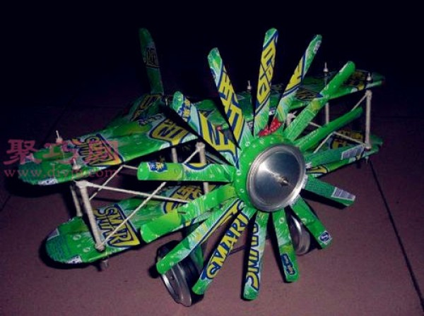 Tutorial on how to make a can airplane by hand. DIY airplane on waste cans.