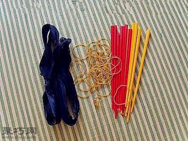 Used chopsticks diy simple baby clothes hanging