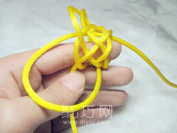 Tutorial on how to tie a single-thread six-petal long button knot. Illustration of how to weave a diamond knot.