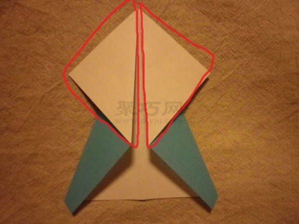 Illustration of the folding method of a wide-head airplane. How to fold a squid-head airplane with paper.