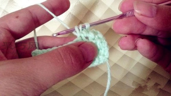 Basic stitches for getting started with crochet: Illustration of long needle crochet