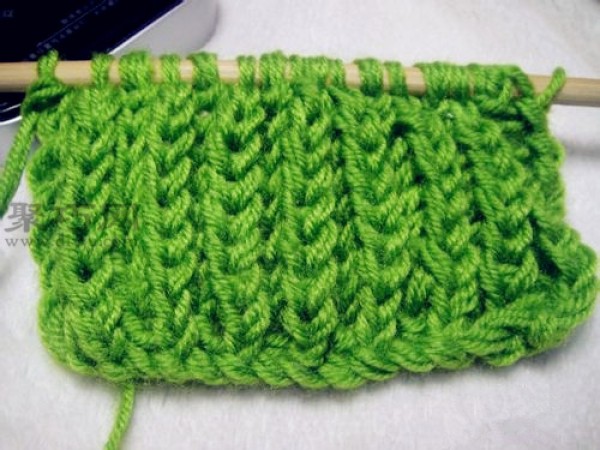 Tutorial on knitting a scarf with thick wool using double ingot needles. Teach you how to start knitting a scarf.