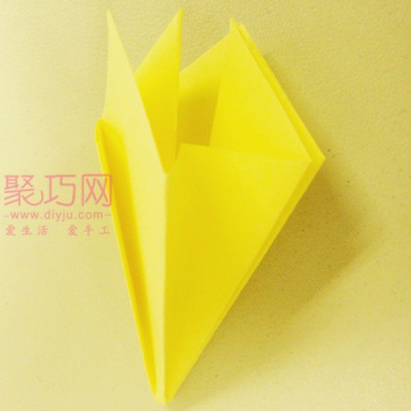 Illustration of how to fold a lily Origami lily tutorial