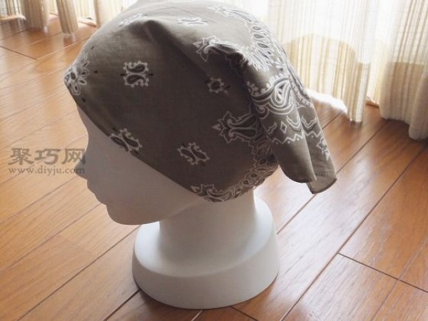 Illustrated method for sewing a simple and elegant headscarf by hand using a square scarf