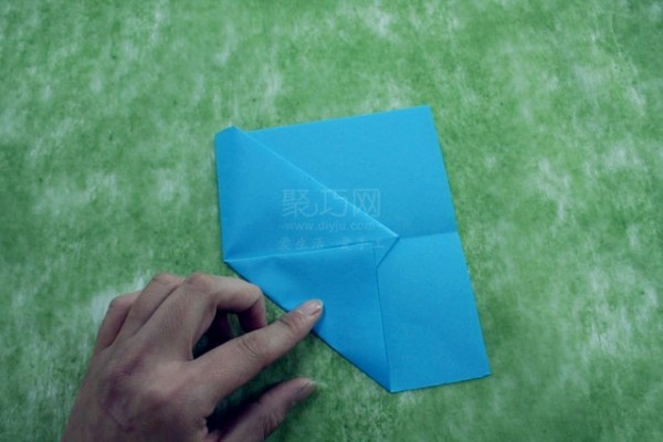 Learn how to fold a paper airplane in 1 minute. The simplest illustration of an origami airplane.