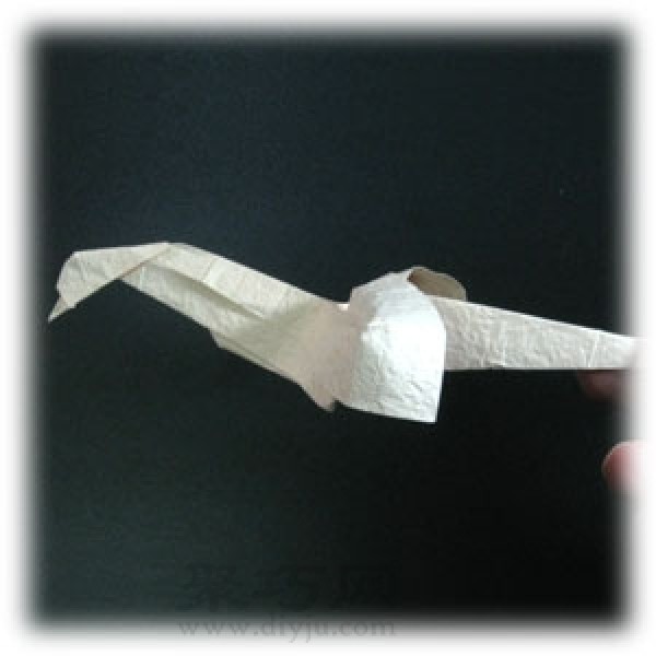 Pictures of the steps to fold paper cranes. Learn how to fold paper cranes easily.