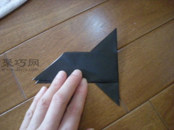 Illustrated tutorial on how to fold a three-dimensional paper dove. Teach you how to fold a peace dove.