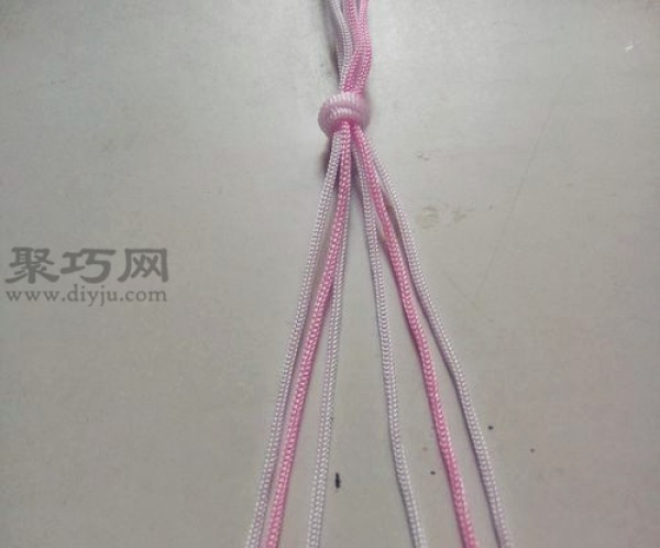 How to weave a seven-star bracelet. Illustration of how to weave a pink women’s bracelet.