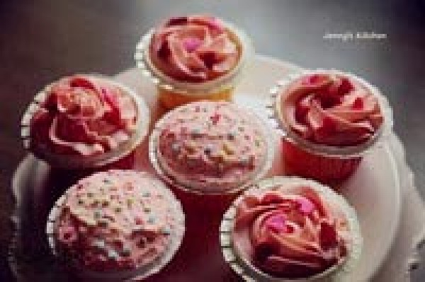 How to make fresh cream chiffon cupcakes. How to make chiffon cupcakes in various flavors.