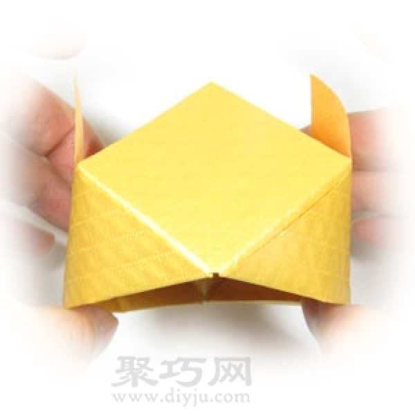 Illustration of how to fold a handmade origami crown hat