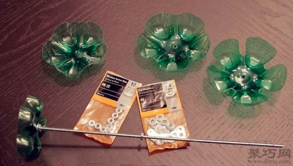 How to make a personalized jewelry stand by hand using plastic bottle waste