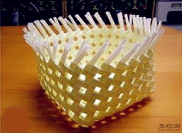 Straws turn waste into treasure storage basket Tutorial illustration of straw weaving storage basket