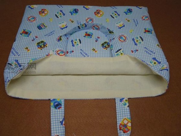 Detailed tutorial on making cloth book bags by hand. Teach you how to make a convenient book bag.