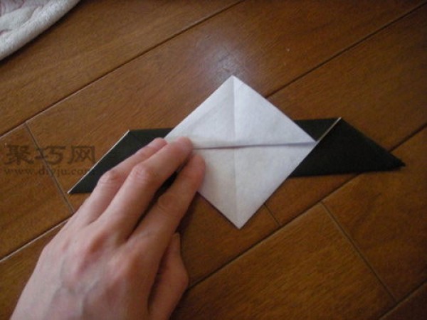 Illustrated tutorial on how to fold a three-dimensional paper dove. Teach you how to fold a peace dove.