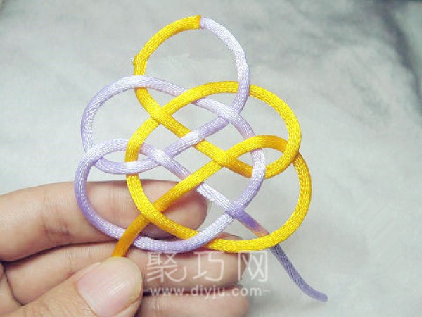 Illustrated tutorial on how to braid the Chinese plum blossom knot