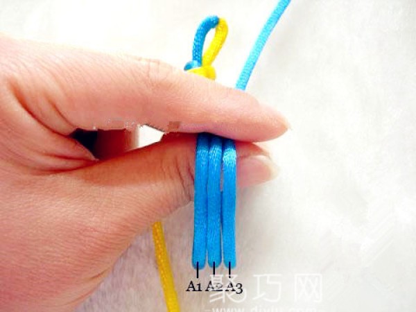 Illustrated tutorial on how to weave Chinese knot with three long coiled knots