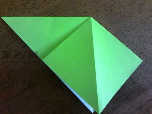 Illustration of how to fold a paper crane. Fold a green paper crane that symbolizes peace.