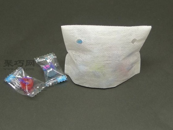 Use non-woven bags to make Kitty cat candy bags. DIY illustrations of children’s candy bags