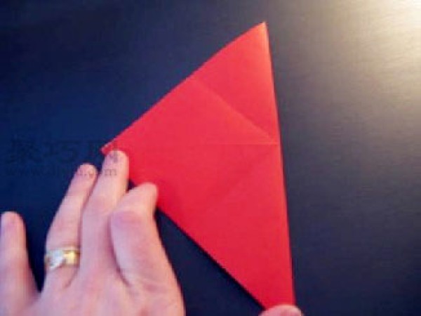 Heart-shaped origami that can be used to make envelopes Simple origami heart illustrated tutorial