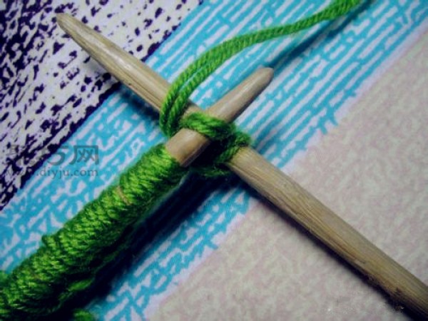 Stick needle knitting scarf tutorial teaches you how to knit a scarf easily and beautifully