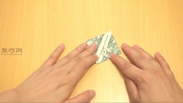 Illustrated tutorial on folding hearts for 1 dollar. Teach you how to fold hearts with money.