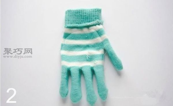 Tutorial on how to transform old children’s woolen gloves into cute little octopus fabric dolls