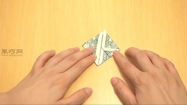 Illustrated tutorial on folding hearts for 1 dollar. Teach you how to fold hearts with money.