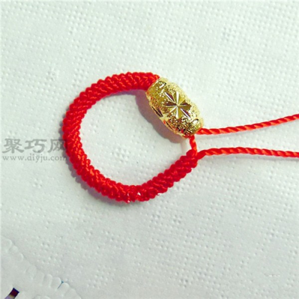 Illustrated tutorial on how to weave a transfer bead ring. How to weave a ring with red rope.