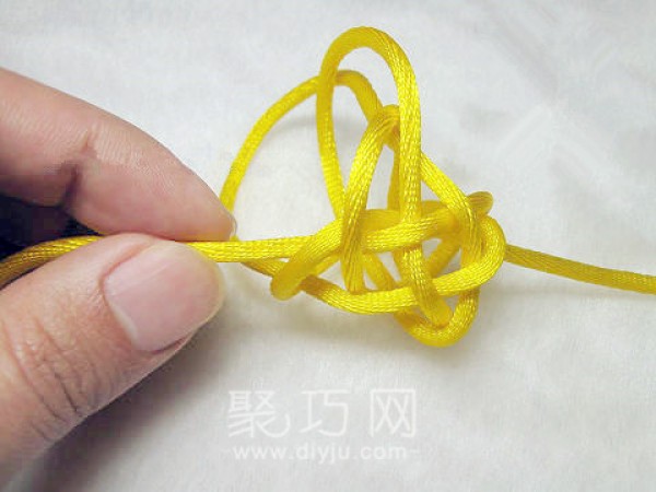 Tutorial on how to tie a single-thread six-petal long button knot. Illustration of how to weave a diamond knot.