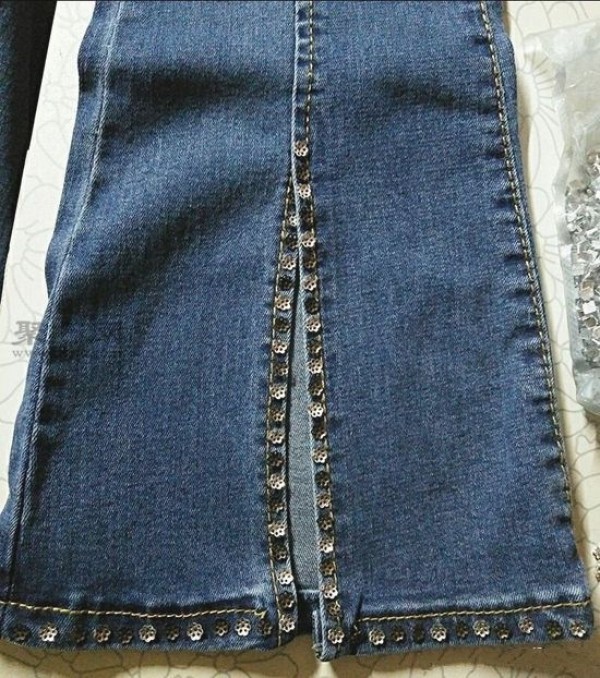 How to cut the hems of jeans fashionably? Watch this tutorial on transforming old jeans into fashionable pants.