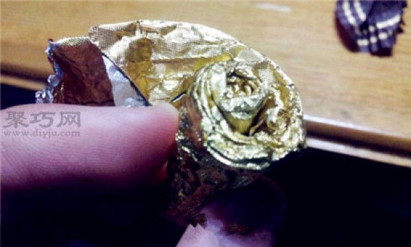 Illustrated tutorial on how to fold chocolate roses How to fold tinfoil paper roses