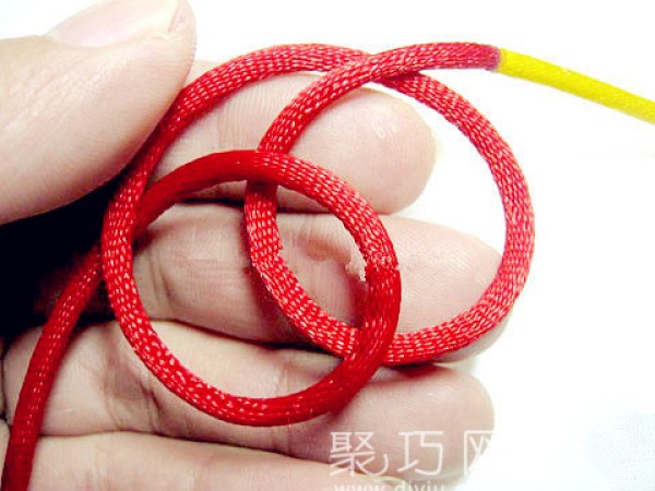 How to braid a Chinese knot with flower strands. Illustrated tutorial on how to braid four strands and three flowers.