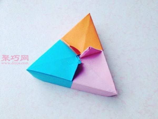 How to fold a triangular carton lid Teach you how to fold a triangular carton lid