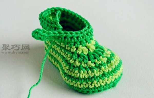 Tutorial on long crocheted baby shoes. Teach you how to knit baby woolen shoes.