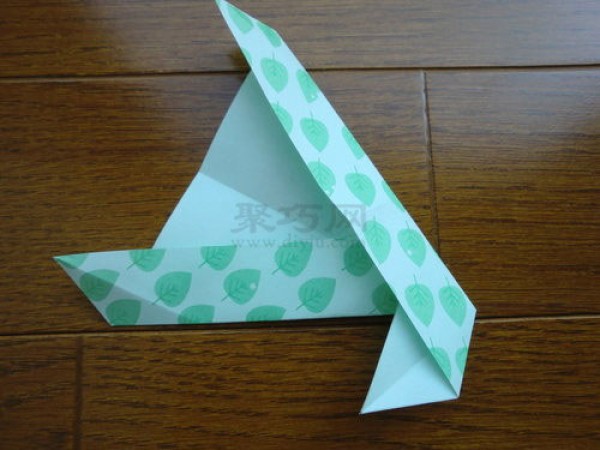 Tutorial on how to fold a triangular paper pinwheel that can turn when the wind blows. It’s so beautiful.