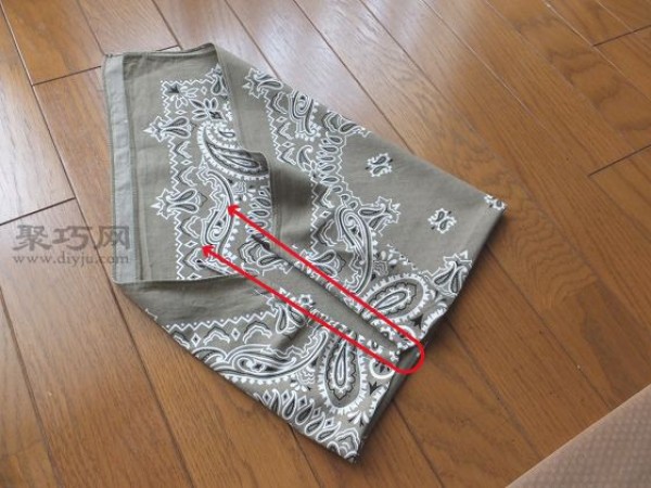 Illustrated method for sewing a simple and elegant headscarf by hand using a square scarf