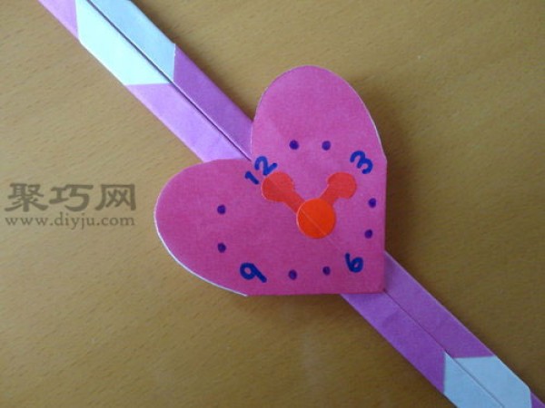 Illustrated tutorial on origami heart-shaped watch. Teach you how to origami a heart-shaped watch.