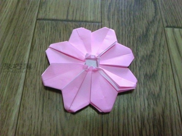 A simple and beautiful way to fold chrysanthemums. If you want to know how to fold chrysanthemums, read this tutorial.