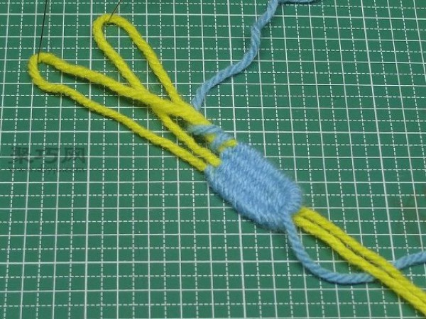 Illustration of how to knit wool pendant. Tutorial on how to knit wool pendant.