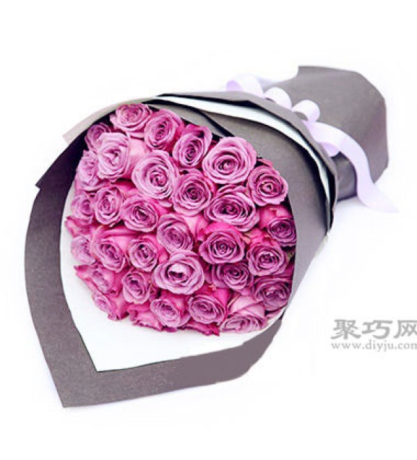 You must know the meaning of sending 36 roses on Valentines Day. The flower language of 36 roses