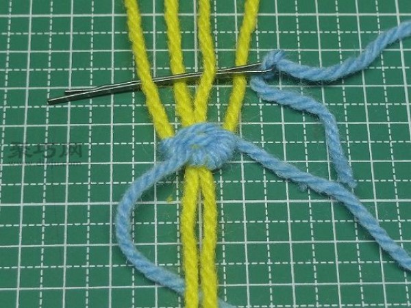 Illustration of how to knit wool pendant. Tutorial on how to knit wool pendant.