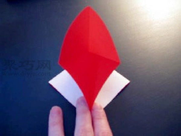 Heart-shaped origami that can be used to make envelopes Simple origami heart illustrated tutorial