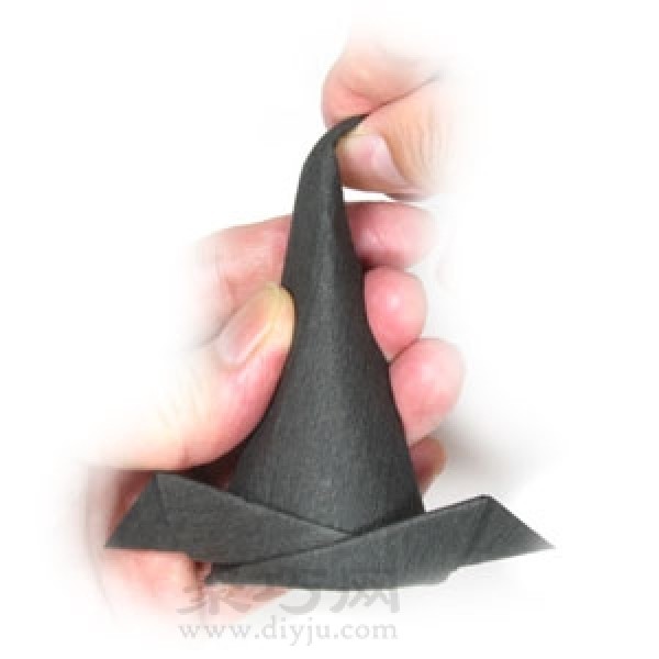 How to fold an origami witchs hat