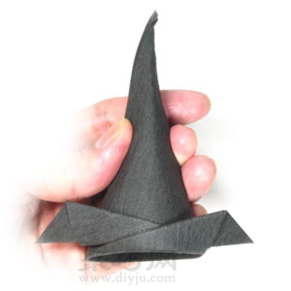 How to fold an origami witchs hat