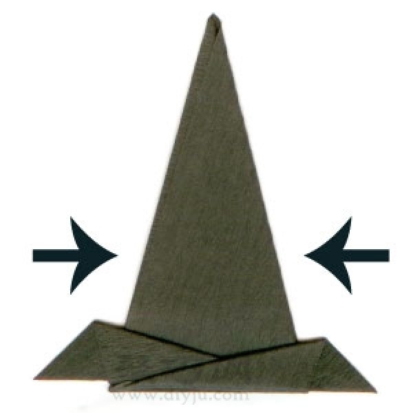 How to fold an origami witchs hat