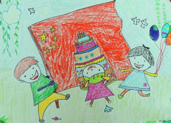 Crayon drawings of cakes given to mothers of the motherland. Appreciation of children’s drawings for the 67th National Day.