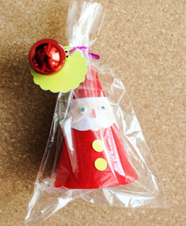 Step-by-step pictures of handmade Santa Claus. Teach you how to DIY and make a lovely Santa Claus.